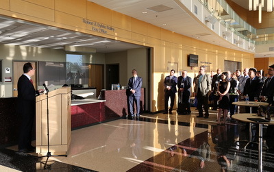 駐芝加哥總領事洪磊出席堪薩斯州2017年全球制造業峰會，分享網絡文化經營發展經驗